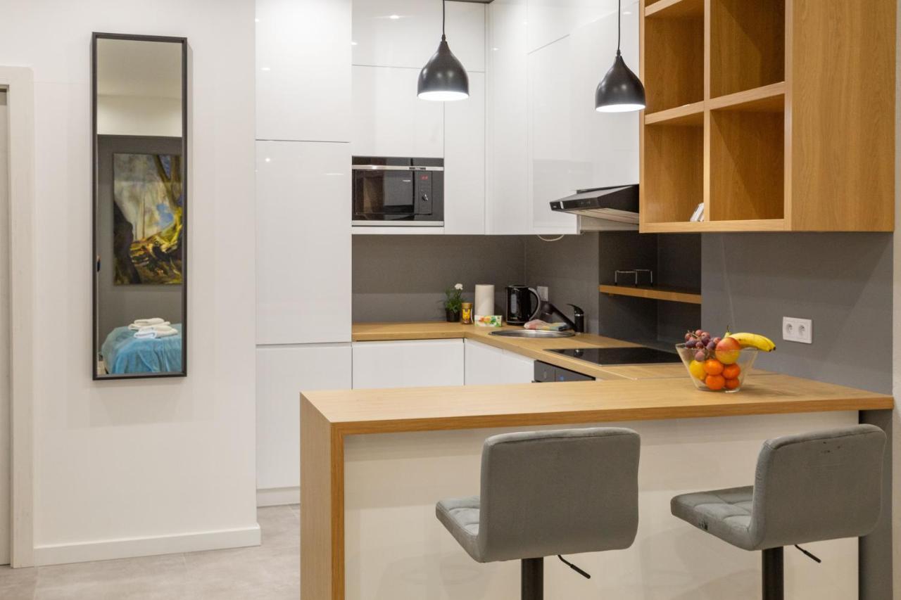 Shy But Shining! Lovely, Stylish & Fully Equipped. Apartment *