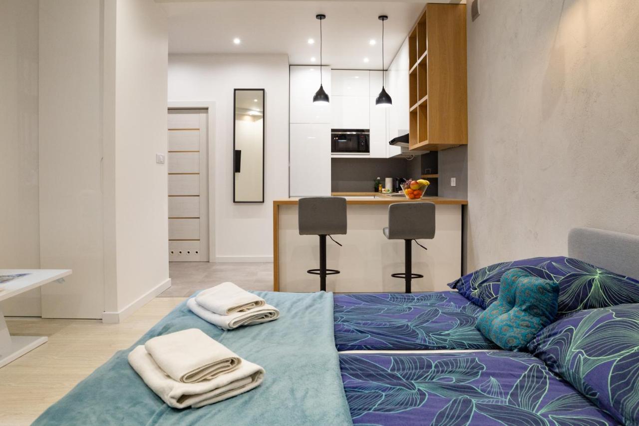 Apartment Shy But Shining! Lovely, Stylish & Fully Equipped.
