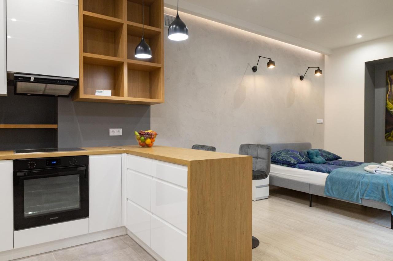 Apartment Shy But Shining! Lovely, Stylish & Fully Equipped. *